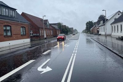 Selv om der er kommet vejstriber på Hammerum Hovedgade, betyder det ikke, at vejen er helt færdig. Det øverste slidlag vil først blive lagt næste år - og derfor vil der være lidt flere ujævnheder indtil da, oplyser entreprenøren.