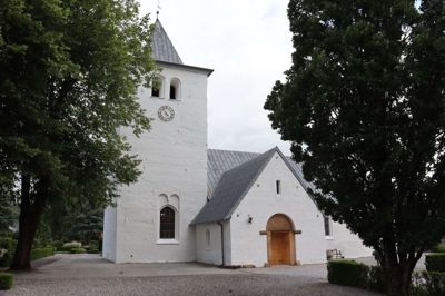 Den smukke kirke i Brande får en meget central rolle i fejringen af byens 850-årsjubilæum. Den officielle åbning af jubilæet vil finde sted i kirken med en gudstjeneste, der markerer byens historie. Fra kirken fortsætter festlighederne med et optog gennem byen.