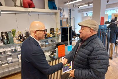 N.K.T. Kristiansen var blandt de stamkunder, der sagde farvel og tak til indehaver John Jakobsen i Din Tøjmand på butikkens sidste åbningsdag.