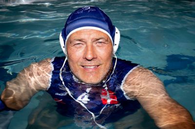 52-årige Lars Bramskov fra Gl. Rye har spillet undervandsrugby i næsten 40 år og er tidligere landsholdsspiller. Han elsker sporten, hvor evnen til at kunne distribuerer ens luft er afgørende.