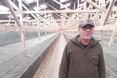 Henning Jensen i sine tomme minkstalde. I efteråret for to år siden blev hans minkbesætninger i staldene på Østergade og Blichersgade ved Troldhede aflivet. Foto: Jesper Wind