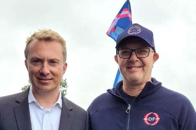 Frank Juhl (t.h.) bor i Tarm. Han stiller som en af to op for Dansk Folkeparti til kommunalvalget i Ringkøbing-Skjern Kommune til november. Her ses han sammen med formand Morten Messerschmidt.