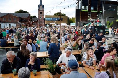 Torvet i Hening er i denne uge omdannet til et stort madområde til Herning Streetfood Festival med omkring 20 boder og food trucks.