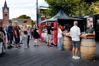 I Lemvig er restauranter og caféer gået sammen med byens handel- og turistforening om at lave byens egen streetfood-festival, mens det i Herning er Mad & Kultur fra Silkeborg, der står for det.