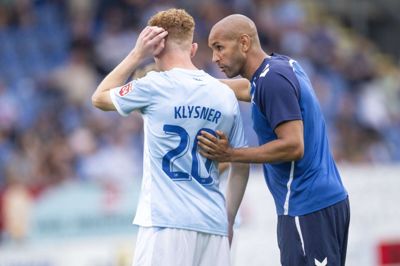 Den tidligere FCM-profil Simon Poulsen (t.h.), der her taler med Sønderjyske-spilleren Tobias Klysner, har været assistenttræner i Haderslev-klubben siden 2019.