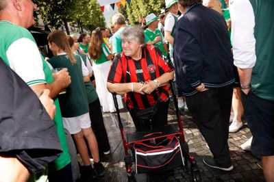 Som en af de eneste FC Midtjylland-fans vovede hun pelsen og gik ned gennem Østergade. Hun fik dog et par buh-råb med på vejen - men de var vist kun ment kærligt.