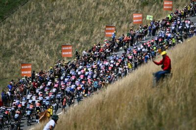 Tour de France-feltet skal kun køre 95 kilometer på fredagens etape.