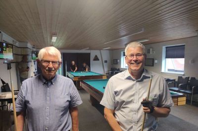 Tage Christensen (t.v.) forventer, at de frivillige fra Spjald Billardklub har lige så godt hånd om bilkøerne i weekenden, som de normalt har om billardkøen. Det er Per Pedersen, der skal stå for den frivillige indsats.