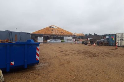 Byggeriet på Granmosevej er kommet langt siden dette billede blev taget, og nu er der snart åbent hus og indvielse.