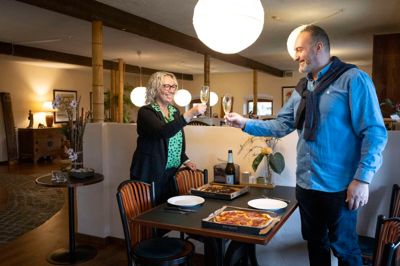 Winie Bjerre fra Den Japanske Have og Mohamad »Mulle« Mustapha fra pizzeriaet Papa's fejrer at deres kunder har givet dem topplacering i ranglistning for hendes bed & breakfast og hans pizzaer.