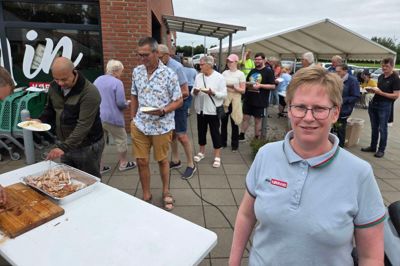 Fredag er der sommerfest hos Min Købmand i Troldhede. Der er plads til 220, og allerede fra begyndelse fredag klokken 13 kunne købmand Lailah Andersen notere sig tilfredsstillende opbakning.