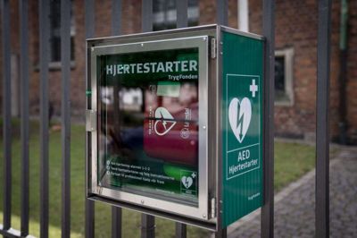 Hjertestartere hænger på vægge og mure i blandt andet København. De er klar, til at en af de knap 60.000 hjerteløbere kommer løbende. (Arkivfoto).
