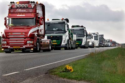 18-årige Lucas Moeskjær Henriksen fra Simmelkær var transportelev, da han døde i en trafikulykke ved Varde sidste år. Flere end 100 lastbiler og chauffører mødte op i forbindelse med hans bisættelse.