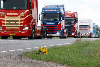 Langs hele ruten var der også mødt folk op for at følge kortegen og ære Lucas Moeskjær Henriksen med blomster ved vejkanten.