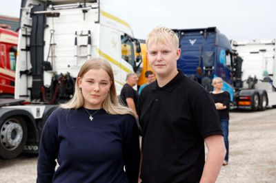 Melanie Liv Højland Lauridsen og Christian Bjørn Jensen, der er venner fra skolehjemmet UCH i Holstebro, var mødt op for at tage afsked med Lucas Moeskjær Henriksen, som de boede sammen med under deres skoleophold.