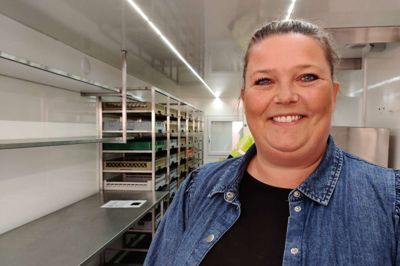 Jette Klit Søndergaard fra Spjald vil gerne servere mad med et smil, og gøre det til en god oplevelse at være til Ramsing Cup. I år glæder hun sig over, at det har var let ar koordinere de frivillige, der skal hjælpe med at servere de fem måltider.