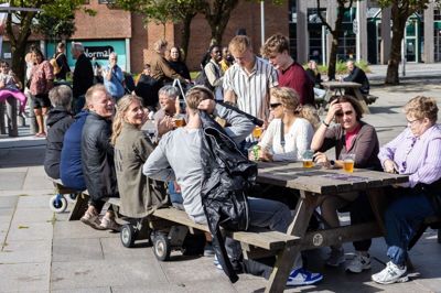 På fredag er der igen dækket op til fest og musik på torvet i Ikast, når foreningen »Fest i gaden« inviterer til gratis koncerter. Billedet er fra sidste års sensommerfest på torvet.