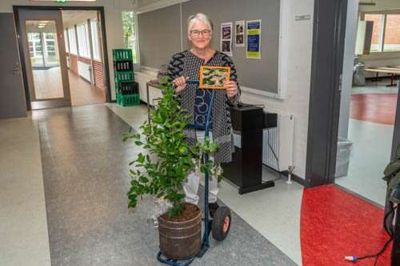 Linda Søgaard Andersen er en af de ældste aktive omkring servering af mad for de mange børn og unge. Hun gør det med stolthed og glæde.
