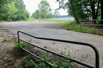 Den vestlige del af p-pladsen på Randersvej mellem Ry og Knudhule skal omdannes til et grønt område med bord-bænke sæt. Broen i forgrunden skal desuden erstattes af en ny.