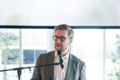 Erhvervsrådsdirektør Rasmus Norup - som her på billedet holder tale til en dimission på Erhvervsakademi Midtvest - ser ikke meget positivt i den nye aftale