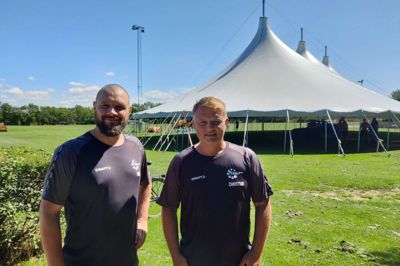 Kim Hehlet og Christian Mølkjær (t.h.) er med i udvalget, der planlægger Vorgod-Barde Sportsuge. Fra på lørdag er rammerne sat til mer end en uge med aktiviteter, sport, kultur og fest i teltet og på sportspladsen bag skolen i Vorgod-Barde.