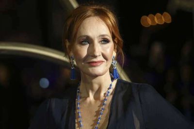 J.K. Rowling måtte igennem 12 afslag, før forlaget Bloomsbury endelig sagde ja til at udgive den første bog om den unge troldmand Harry Potter. Den britiske forfatter fylder 60 år 31. juli.