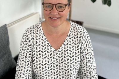 Herning Musikskoles leder, Katrine Høgenhaug Bæk, havde en fantastisk kollega, som lærte hende alt om at stå både bag scenen og på scenen. - Han lærte mig at tænke stort og at turde gå efter de musikalske drømme, siger hun.