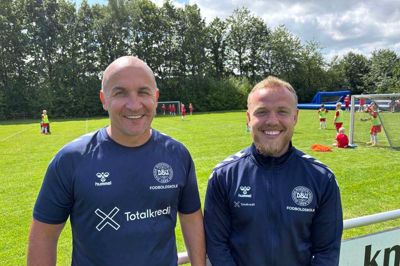 KIFs fodboldskoleleder, Miroslav Petrovic (til venstre), der her ses sammen med Mikkel Busk Andersen ved sidste års fodboldskole, er blevet sponsoransvarlig i Kjellerup IF. Han er ved at få styr på den del af klubbens arbejde.