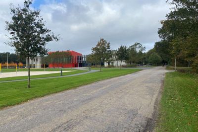 Vejen skal gå fra H.P. Hansens Vej øst om Herning Gymnasium og dermed forlænge vejen på billedet, til den rammer Svanekevej mod nord ved Håndværkerkollegiet og Herningsholm Erhvervsskole.