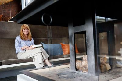 Det var en meget varm augustdag, da »Kulturen i midten« kiggede forbi Højhuset i Birk ved Herning, så der var ikke tændt op i pejsen.