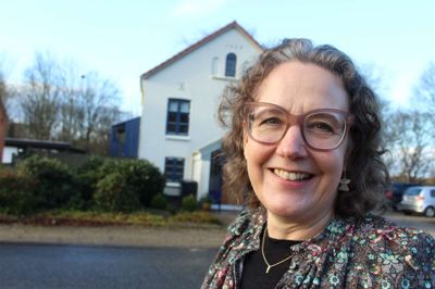 Charlotte Rune Nissen nyder at være kommet til Kjellerup og Omegns Valgmenighed, hvor der er mere frihed i arbejdet. Og hvor mennesker lige nu tager meget godt imod det, hun kommer med. Foto: Rasmus Viuff
