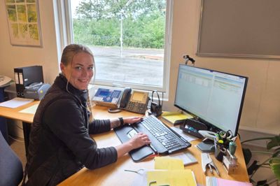 Nanna Strømberg skal i år selv sidder ved skrivebordet i baglokalet og styre slagets gang, når forventeligt mange tusind ton korn vælter ind de kommende uger. Hun ser frem til de mange timer, der er lidt af en højtid for hende. Hun er afdelingsleder hos Land & Fritid i Nr. Vium.