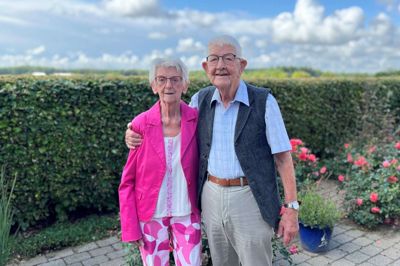 93-årige Hella og 95-årige Herløv Carstensen kunne onsdag 30. juli fejre 70 år som ægtepar. Ægteskabet har gennem de mange år blandt andet været fyldt med gode stunder med familien, i undervisningslokalerne som lærere samt rejser til verdens brændpunkter som ambassadører for Folkekirkens Nødhjælp.