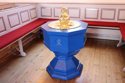Den er til at få øje på! Den flotte døbefont i Christianshede Kirke vækker opsigt og har en sjov historie.