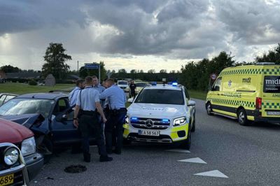 Den 18-årige bilist i den stjålne bil stødte sammen med en modkørende ved Heimdalsvej-Busbjergvej og blev efterfølgende anholdt. Foto: Mikkel Breinholdt Madsen