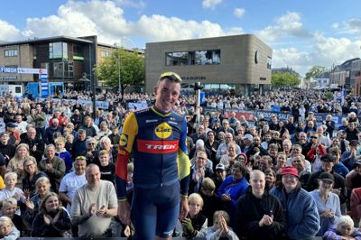 Mads Pedersen på scenen efter sejren i Hernings gadeløb. Han var dagens absolutte stjerne og gav de mange mennesker, hvad de kom efter. Foto: Pr-foto
