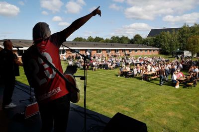 Dolphin-festivalen var rigtig godt besøgt i år - her er det Duoen, der får gang i publikum fredag eftermiddag.