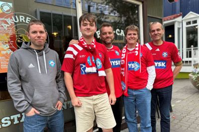 Rasmus Burian-Hansen var en af 40 SIF-fans, der i august tog turen til Island. Han står her som nummer to fra venstre med sin far Thomas i midten. Yderst til venstre er det en anden SIF-fan Lars Villadsen, mens Rasmus Vester Pedersen (nummer to fra højre) står med sin far Thomas Vester Pedersen.