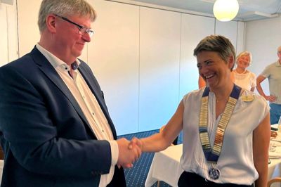 Thomas Steen Hansen, den afgående præsident for Ry Rotary, overrakte den gyldne formandskæde til Hanne Fabricius-Haunstrup, der skal være formand det næste år.