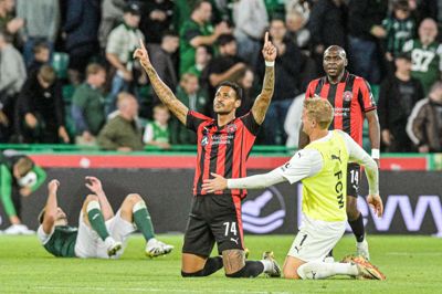 Júnior Brumado (t.v.), der her tiljubles af Jonas Lössl og Edward Chilufya efter slutfløjtet i Edinburgh, var egentlig på væk fra FC Midtjylland, men torsdag sendte brasilianeren klubben videre i Europa League.