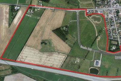 Pårup Vest er navnet på et muligt nyt område, der vil skabe et erhvervsmekka omkring Pårup. Borgernes skønne parkanlæg ses i øverste højre del af den røde markering. ? Illustration: Ikast-Brande Kommune