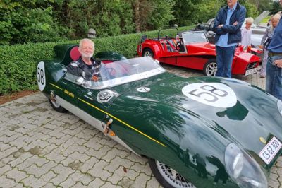 Autogalleriet i Birk viste de udstillede biler frem søndag, og mange var forbi Lars Clemmensen fra Skarrild. Han ejer en replika af en Lotus 11 malet i britisk racing green.