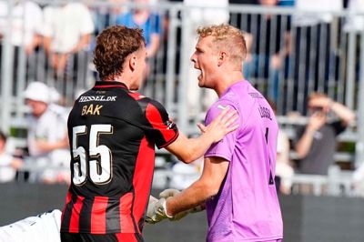Victor Bak Jensen (t.v.) jubler med Jonas Lössl efter FCM-keeperens reddede straffespark mod AGF.