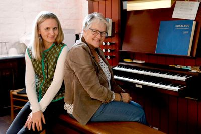 Mor og datter forenet i kirken, hvor Linda Søgaard Andersen (t.h.) er organist. Marianne Søgaard har skrevet adskillige melodier til salmer og sange, også flere i den nye Højskolesangbog. Nu vender hun hjem til Spjald til en aften i fællessangens tegn på Brejninggaard Efterskole til november.