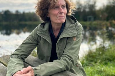 Lena Smed holder meget af at være i naturen. Hun elsker at overnatte i shelter og gå tur i skoven.