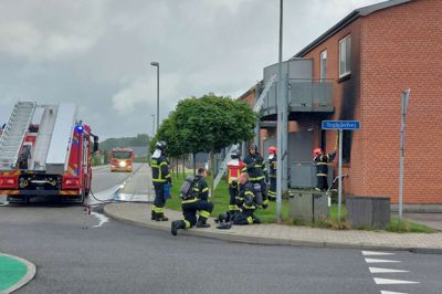 Flammerne stod af vinduerne i lejligheden på Nørrevang i Sunds, da brandfolkene kom frem. Røgdykkere blev sendt ind i blokken med lejligheder for at evakuere beboere.