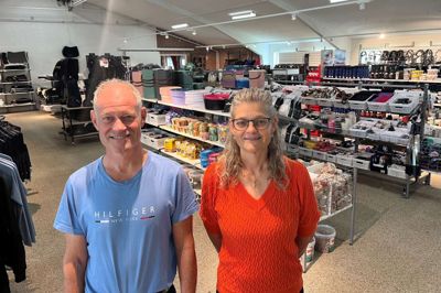 Indehaver af Rider Sport, Peter Mathiasen, er her fotograferet sammen med sin søster og butikskollega, Sisse Christensen, i den nye butik på Industrivej Syd i Birk.
