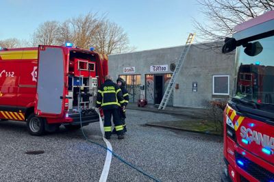 Brandfolk fra fem stationer deltog i slukningsarbejdet, da der torsdag 25. januar udbrød brand i bygningen, hvor Brask Tattoo og Akvarie West har til huse.