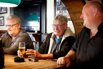 Rasmus Hansen i midten er en af stamkunderne på Vædderen. Han fortæller, at de passer på hinanden. Til venstre er det Torben Hvid og til højre værtshusejer Bo »Bosse« Bundgaard Jørgensen.