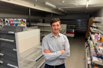 Fredag 31. maj, hvor dette billede er taget, er der meget få varer tilbage i brugsen i Feldborg, der i onsdags havde sidste åbningsdag. Det blev en speciel dag for brugsuddeler Sebastian Kristensen, der havde svært ved ikke at vise bare lidt følelser over, at butikken nu lukker ned.
